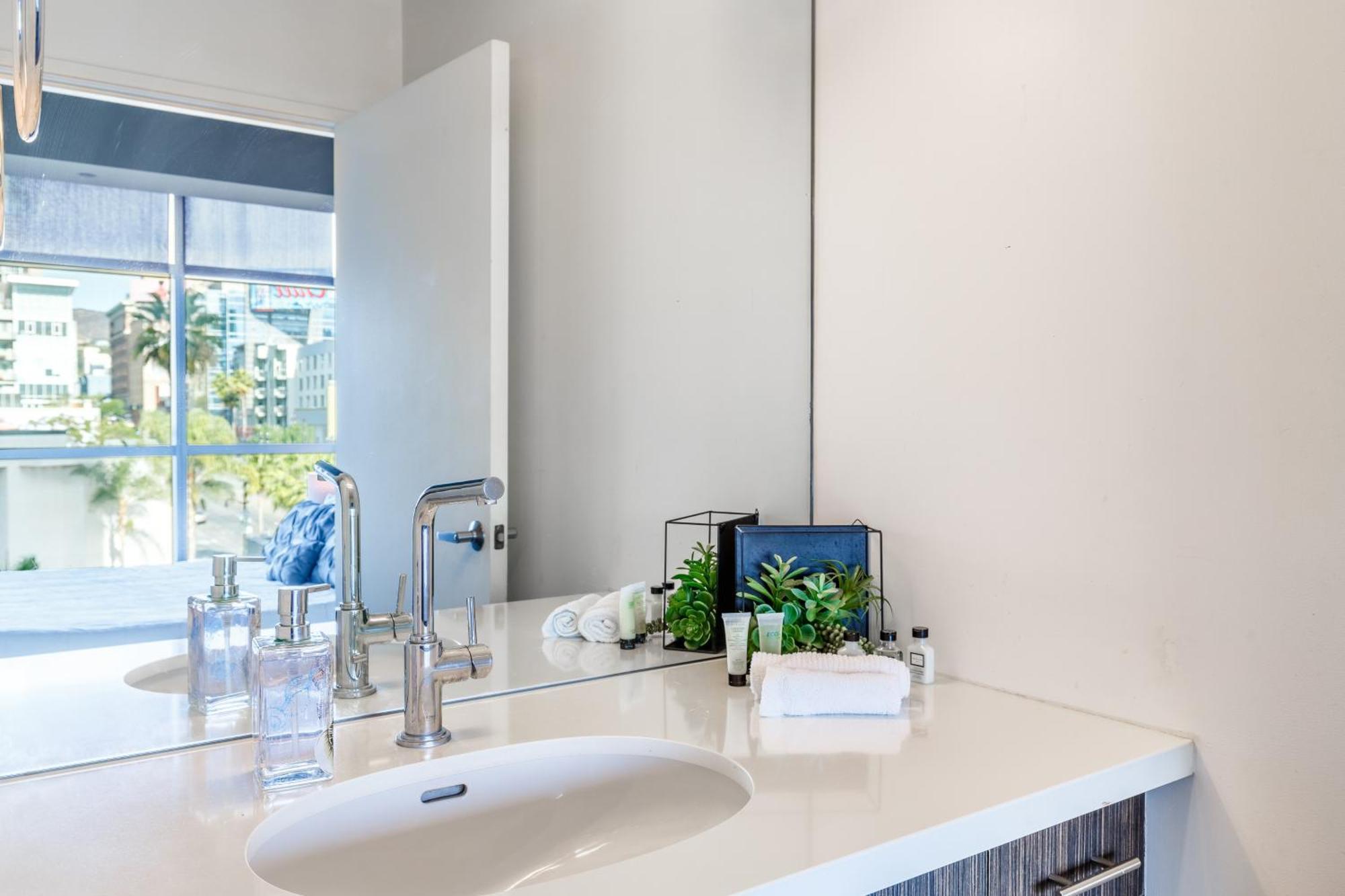 Hollywood Furnished Aparthotel